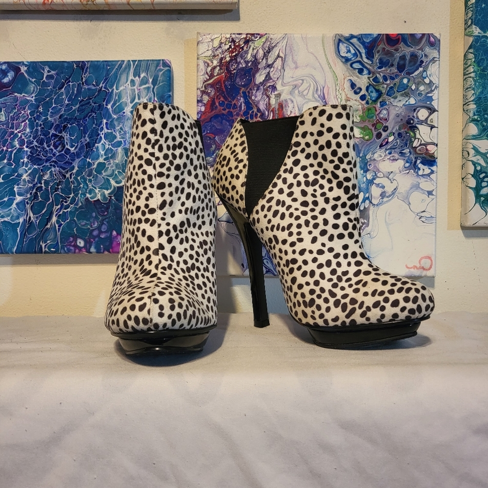 NWOT JustFab Snow Leopard Booties